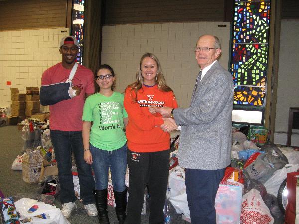 Lions Donate to Holiday Shoppe